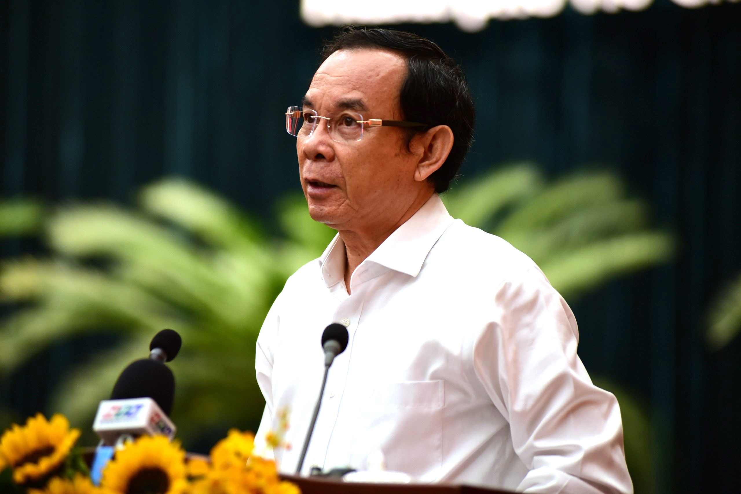Bí thư Thành ủy TPHCM Nguyễn Văn Nên đề nghị kiểm tra lại việc tăng cường nồng độ cồn có ảnh hưởng kinh tế đêm.  Ảnh: Quang Huy