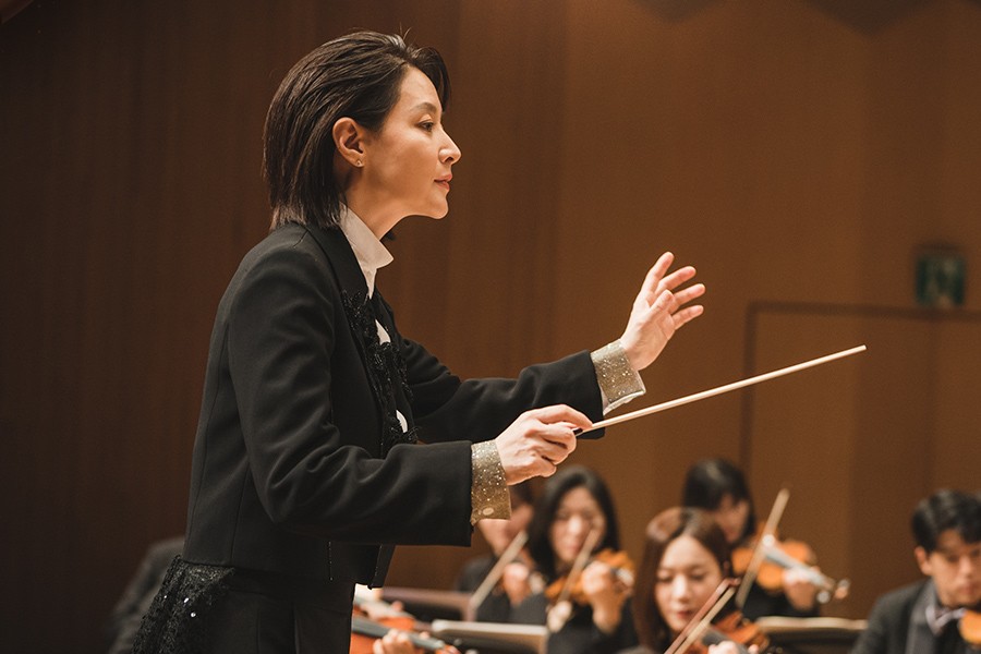 Lee Young Ae tỏa sáng trong hình ảnh nữ nhạc trưởng. Ảnh: Nhà sản xuất