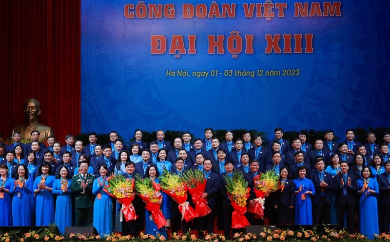 Ban Chấp hành Tổng LĐLĐVN khóa XIII ra mắt đại hội. Ảnh: Tô Thế