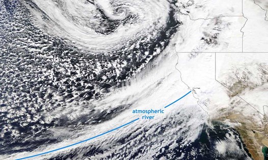 Một cơn bão mạnh ngoài khơi Tây Bắc Thái Bình Dương mang dòng sông khí quyển tới Vịnh San Francisco, tháng 10.2021. Ảnh: NASA