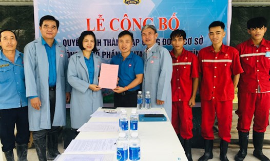 LĐLĐ huyện Quảng Ninh trao quyết định kết nạp đoàn viên và thành lập CĐCS Công ty Cổ phần Buntaphan Quảng Bình. Ảnh: Tâm Đức