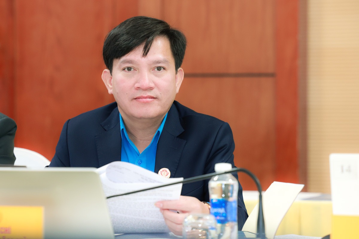 Tại Hội nghị, Phó Chủ tịch Tổng Liên đoàn Lao động Việt Nam Nguyễn Xuân Hùng trình bày Tờ trình Báo cáo tổng kết hoạt động Công đoàn năm 2023, chương trình công tác Công đoàn năm 2024. Ảnh: Hải Nguyễn