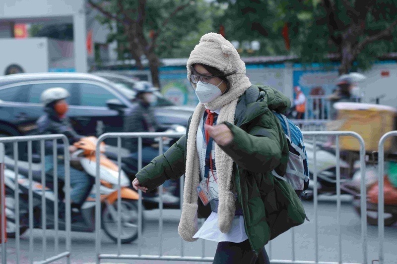 Theo ghi nhận của phóng viên Báo Lao Động tại một số trường học trên địa bàn Hà Nội, học sinh đến trường với trang phục kín mít, “đồ phòng hộ” gió lạnh.