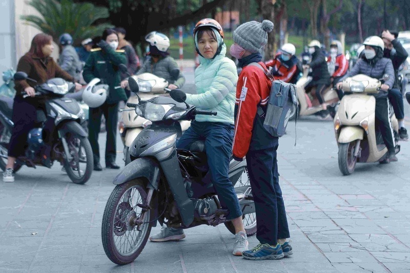 Sáng sớm ngày 20.12, nhiệt độ tại Hà Nội xuống mức 11 độ C, gió mạnh gây cảm giác buốt giá cho học sinh khi đến trường.