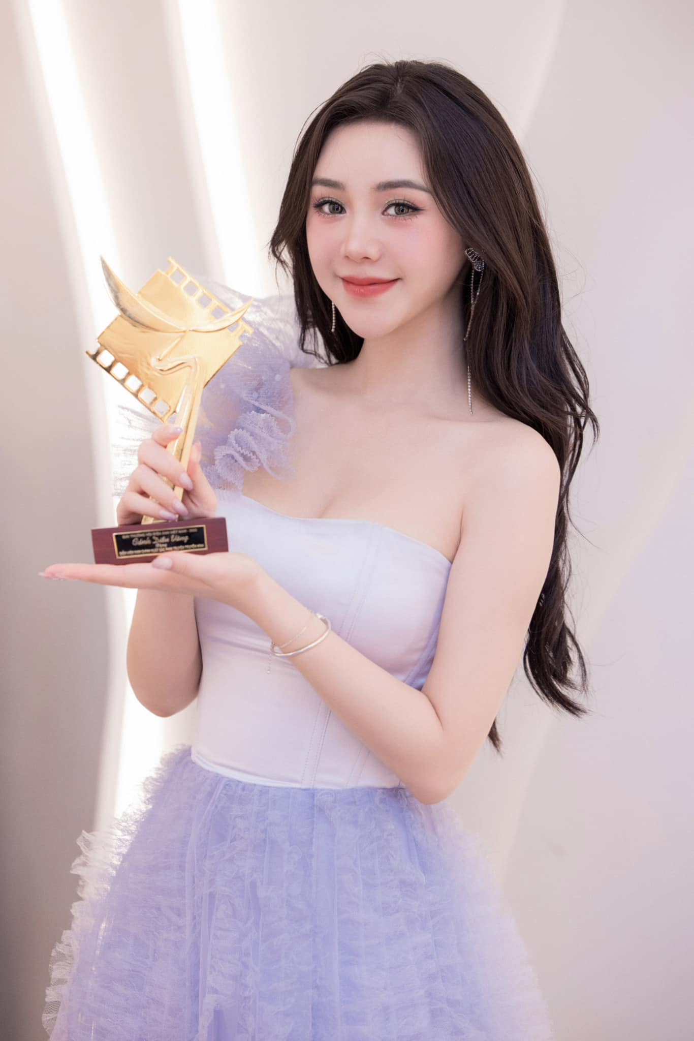 Quỳnh Kool giành giải Nữ chính xuất sắc Cánh diều vàng 2023. Ảnh: BTC