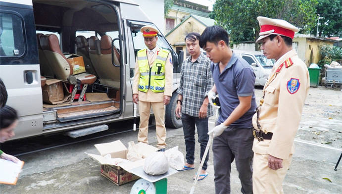 Lực lượng chức năng bắt giữ đối tượng và tang vật thu giữ. Ảnh: CA