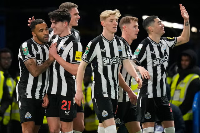 Các cầu thủ Newcastle ăn mừng sau bàn mở tỉ số.  Ảnh: AFP 