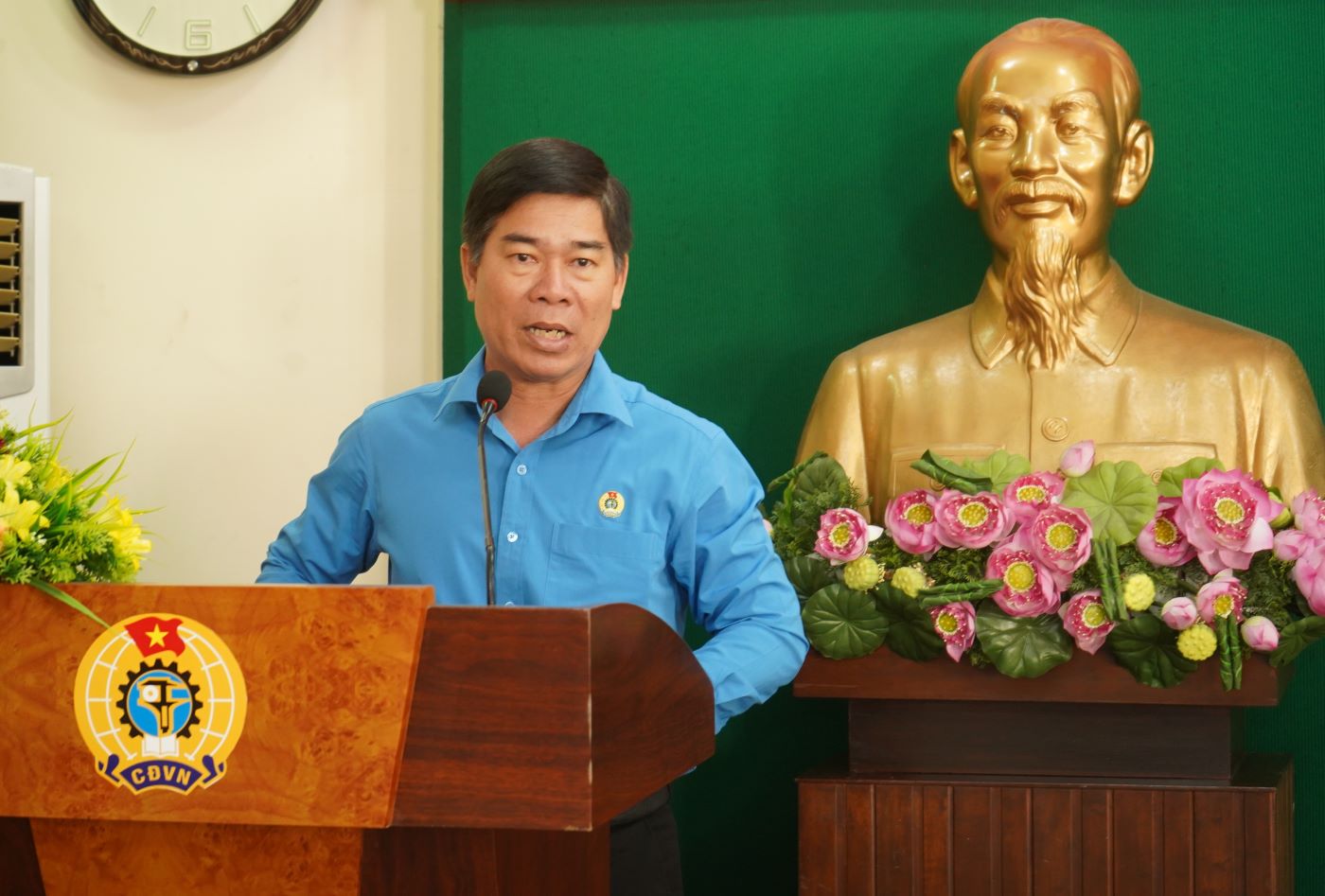 Ông Phạm Chí Tâm - Phó Chủ tịch LĐLĐ TPHCM, phát biểu tại buổi gặp gỡ báo chí thông tin . Ảnh: Phương Ngân