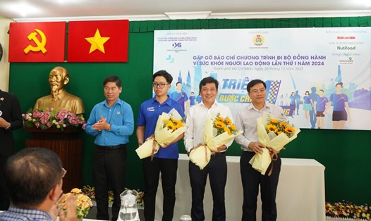 Ông Phạm Chí Tâm - Phó Chủ tịch LĐLĐ TPHCM - tặng hoa cho các đơn vị tài trợ. Ảnh: Phương Ngân