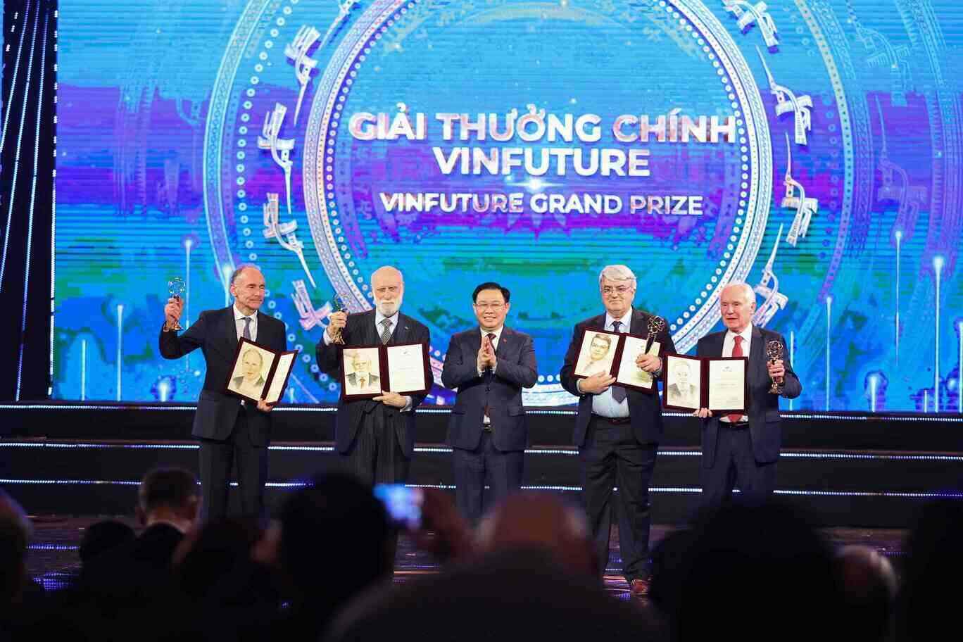 Chủ tịch Quốc hội Vương Đình Huệ trao giải thưởng cho chủ nhân VinFuture 2022. Ảnh: BTC
