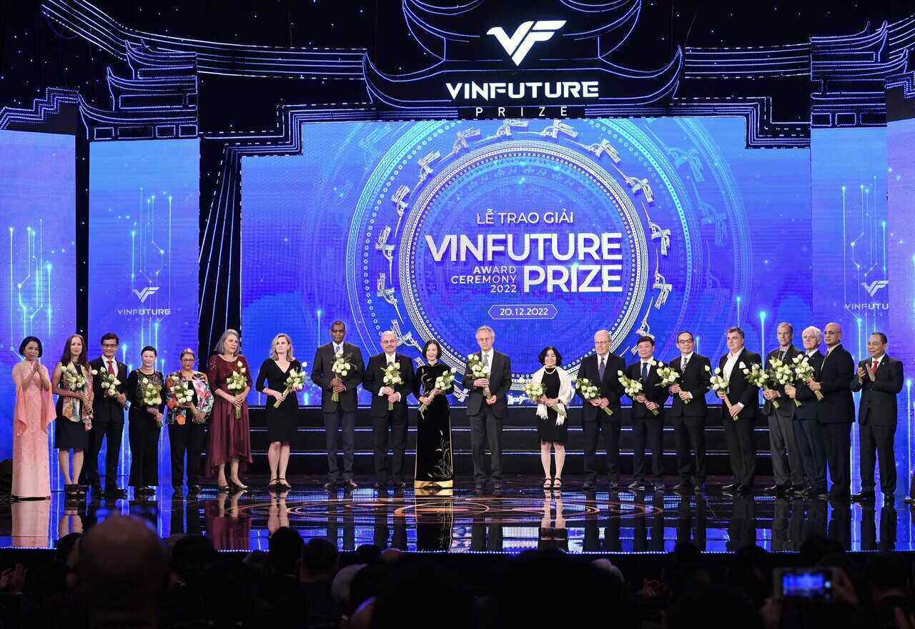 Chủ tịch Tập đoàn Vingroup Phạm Nhật Vượng và phu nhân tặng hoa cảm ơn các nhà khoa học hàng đầu thế giới đã cầm cân nảy mực giải VinFuture 2022. Ảnh: BTC  