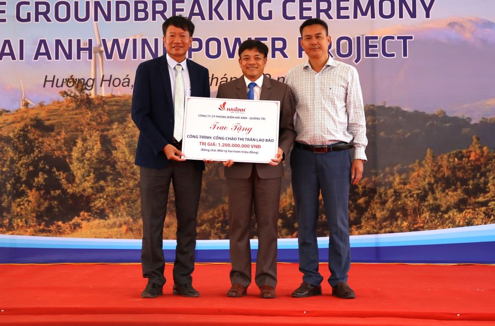 Nhà máy điện gió Hải Anh tặng 1,2 tỉ đồng xây dựng cổng chào cho thị trấn Lao Bảo. Ảnh: Hưng Thơ.