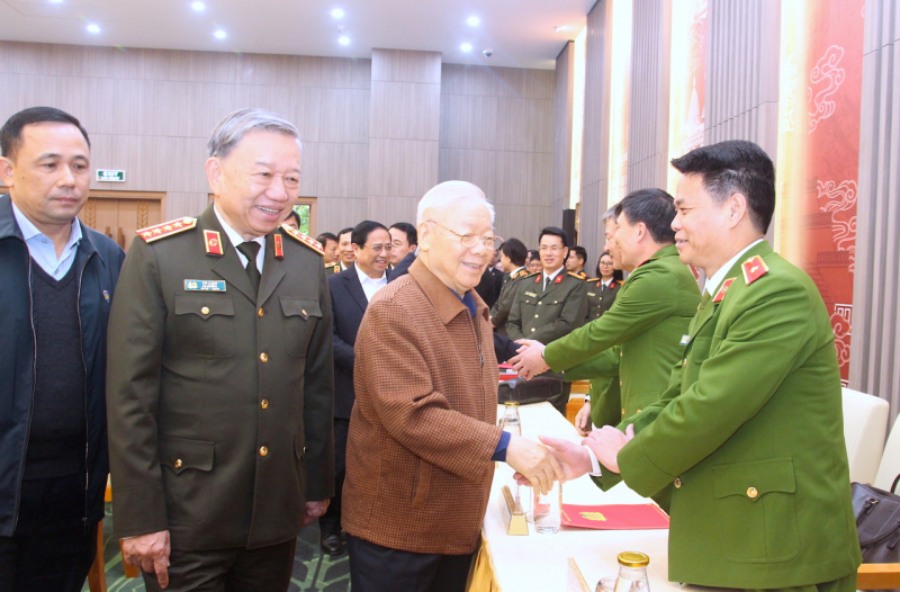 Tổng Bí thư Nguyễn Phú Trọng thăm hỏi, động viên các đại biểu dự hội nghị. Ảnh: VGP