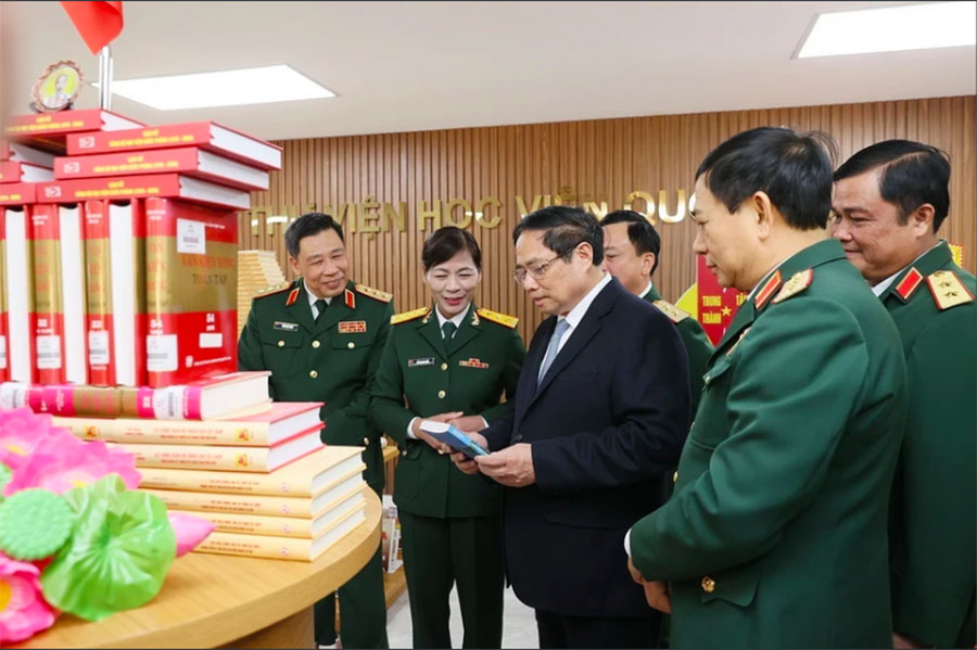 Thủ tướng Phạm Minh Chính thăm thư viện của Học viện Quốc phòng. Ảnh: Dương Giang