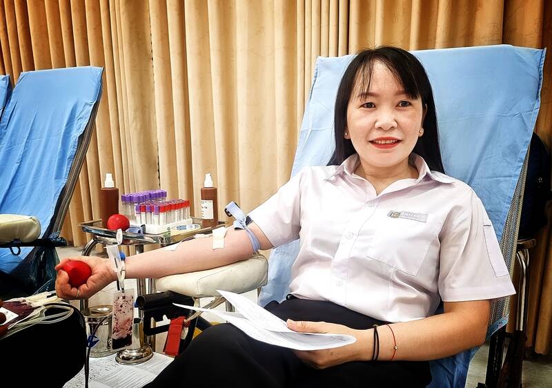 Công nhân vui mừng vì được tham gia hiến máu tại công ty. Ảnh: Hoàng Lộc