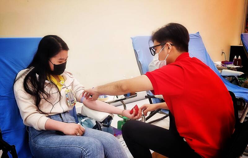 Buổi hiến máu tình nguyện thu hút sự tham gia của 300 cán bộ công nhân lao động Công ty TNHH Tỷ Bách. Ảnh: Hoàng Lộc