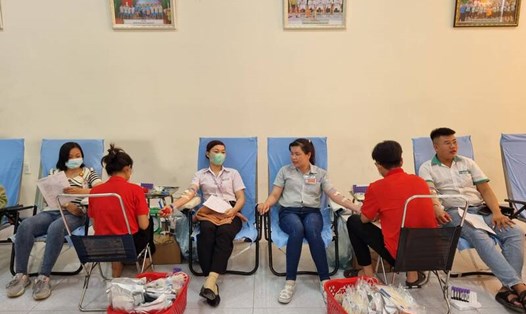 Công nhân được tham gia hiến máu tình nguyện thuận lợi tại nơi làm việc. Ảnh: Hoàng Lộc