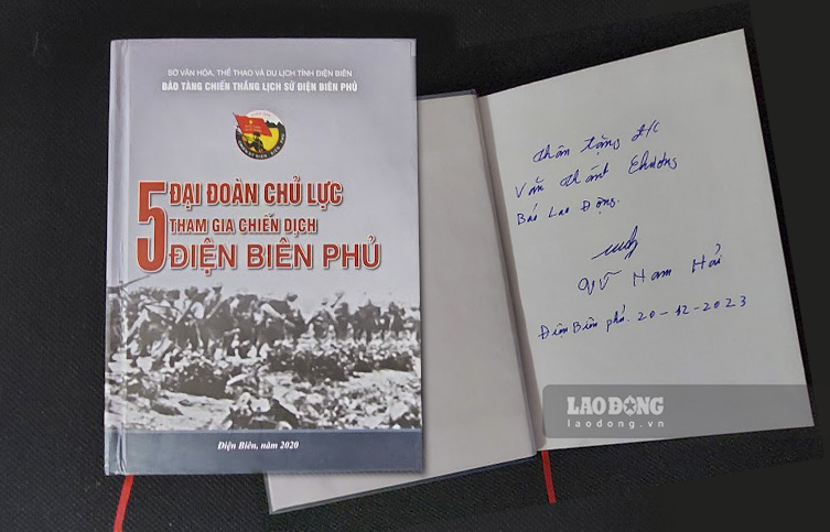 Ông Vũ Nam Hải ký tặng sách cho phóng viên.