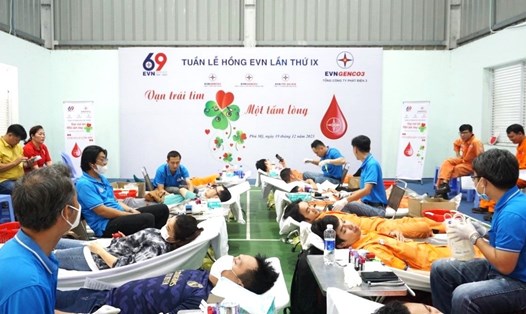 CNVCLĐ các đơn vị thuộc EVNGENCO3 tham gia hiến máu hưởng ứng Tuần lễ hồng EVN lần thứ IX. Ảnh: Công ty Nhiệt điện Phú Mỹ cung cấp