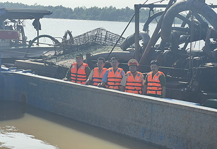 Lực lượng chức năng tham gia bắt giữ nhóm khai thác cát trái phép trên cù lao Thới Trung, Tiền Giang. Ảnh: Thuỷ đoàn II