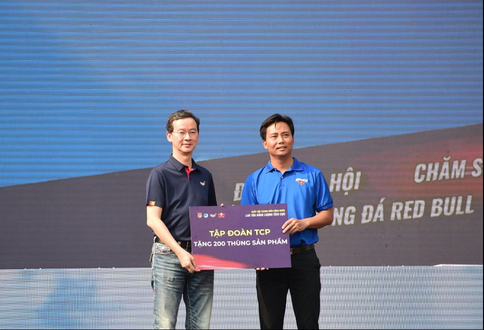 Ông Saravoot Yoovidhya - CEO Tập đoàn TCP trao tặng 200 thùng sản phẩm tại Ngày hội Thanh niên Công nhân - Lan toả năng lượng tích cực tại Hà Nội. Ảnh: TCP Việt Nam