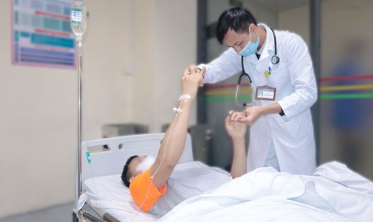 Bác sĩ hướng dẫn người bệnh tập luyện sau cấp cứu. Ảnh: Thanh Xuân