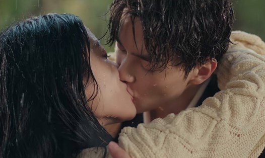 Cảnh hôn được yêu thích trong phim của Kim Yoo Jung, Song Kang. Ảnh: Nhà sản xuất