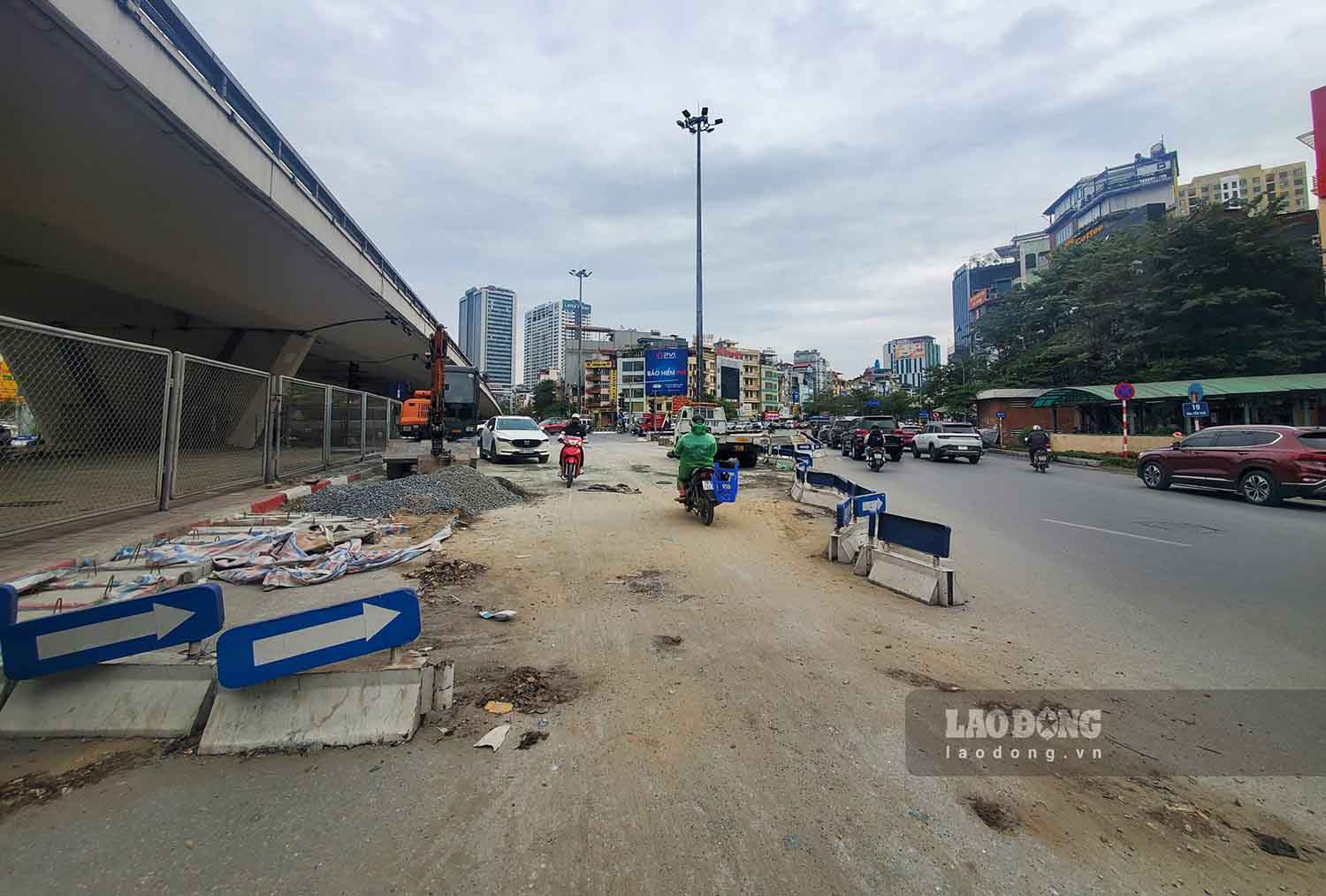 Một phần dải phân cách di động được tạm dỡ bỏ phục vụ quá trình thi công. Đây là dải phân cách để ngăn các phương tiện từ Nguyễn Trãi đi thẳng sang Tây Sơn, rẽ trái đi Láng.