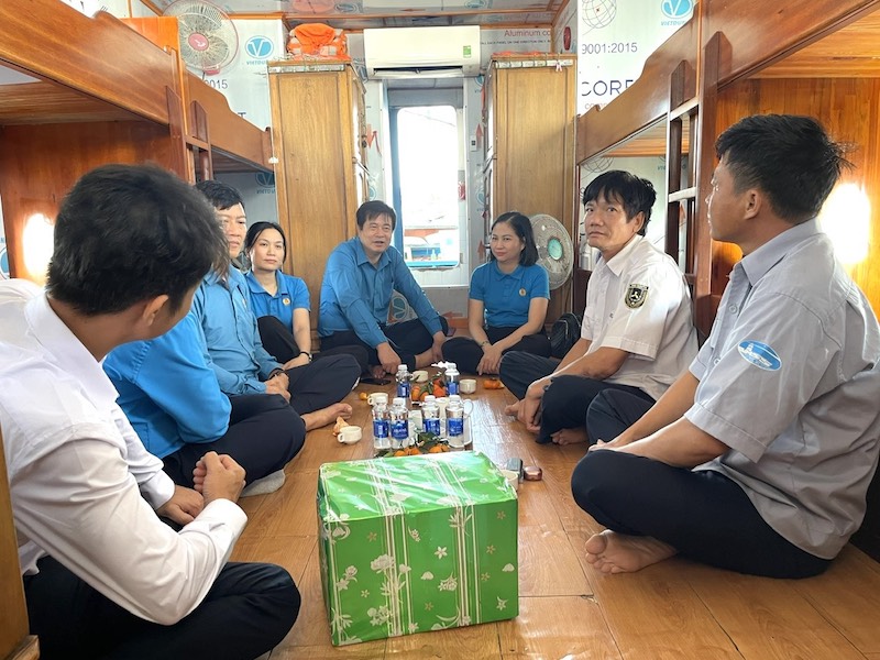 Lãnh đạo Công đoàn Giao thông Vận tải Việt Nam thăm hỏi tặng quà đoàn viên trên tàu VT062 Trạm Bồ Đề, Cà Mau. Ảnh: CĐGTVN