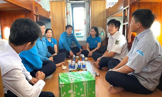 Lãnh đạo Công đoàn Giao thông Vận tải Việt Nam thăm hỏi tặng quà đoàn viên trên tàu VT062 Trạm Bồ Đề, Cà Mau. Ảnh: CĐGTVN