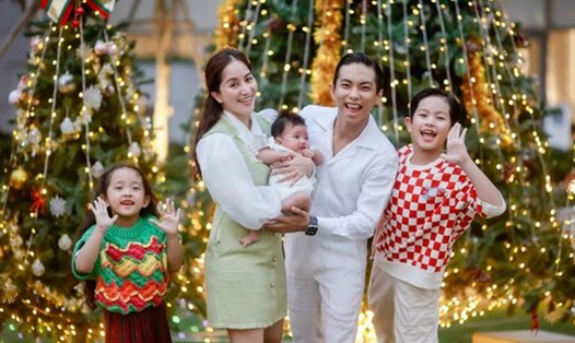 Gia đình Khánh Thi - Phan Hiển khoe khoảnh khắc hạnh phúc nhân dịp Giáng sinh. Ảnh: Thùy Dung Hoàng