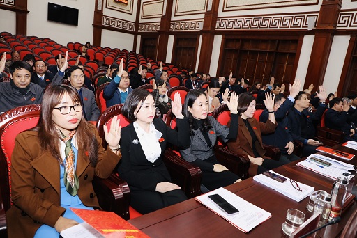 Các đại biểu HĐND tỉnh Ninh Bình biểu quyết thông qua Nghị quyết về việc phê duyệt bổ sung 488 viên chức giáo dục mầm non và phổ thông công lập năm học 2023 - 2024. Ảnh: Diệu Anh