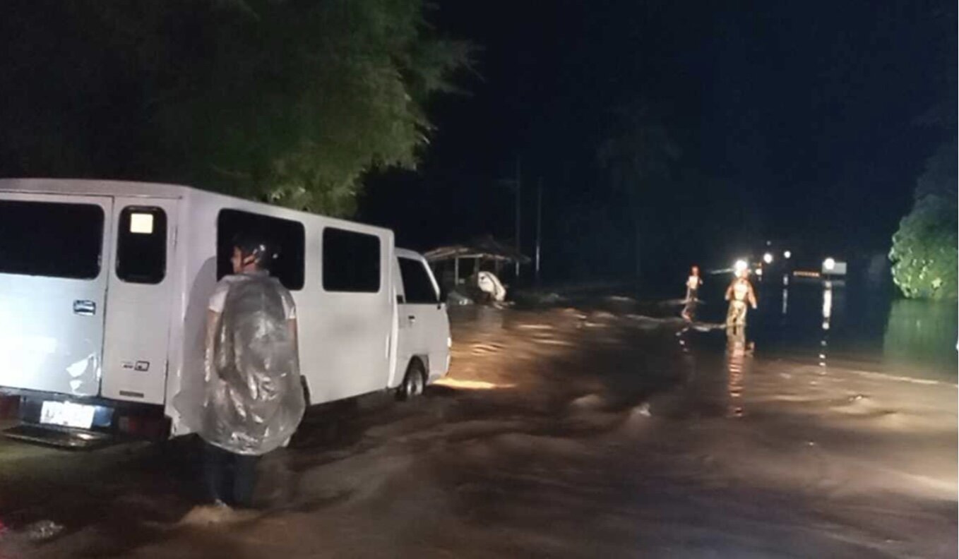 Áp thấp nhiệt đới cùng các yếu tố thời tiết khác gây ngập lụt tại quốc lộ đi qua thành phố Puerto Princesa, Philippines. Ảnh: Puerto Princesa CDRRMO