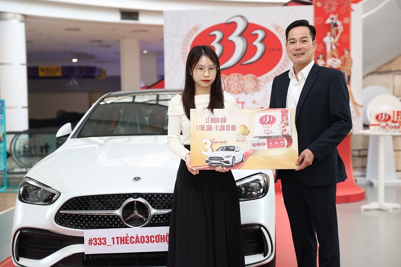 Chị Ánh là khách hàng đầu tiên trúng thưởng giải nhất là xe Mercedes-Benz C300 AMG. Ảnh: Bia 333 - Sabeco