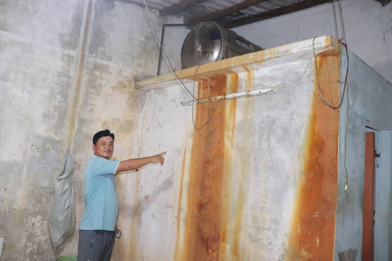 Nước giếng khoan của nhà người dân xã Hoà Ninh bị nhiễm phèn. Ảnh: Nguyễn Linh