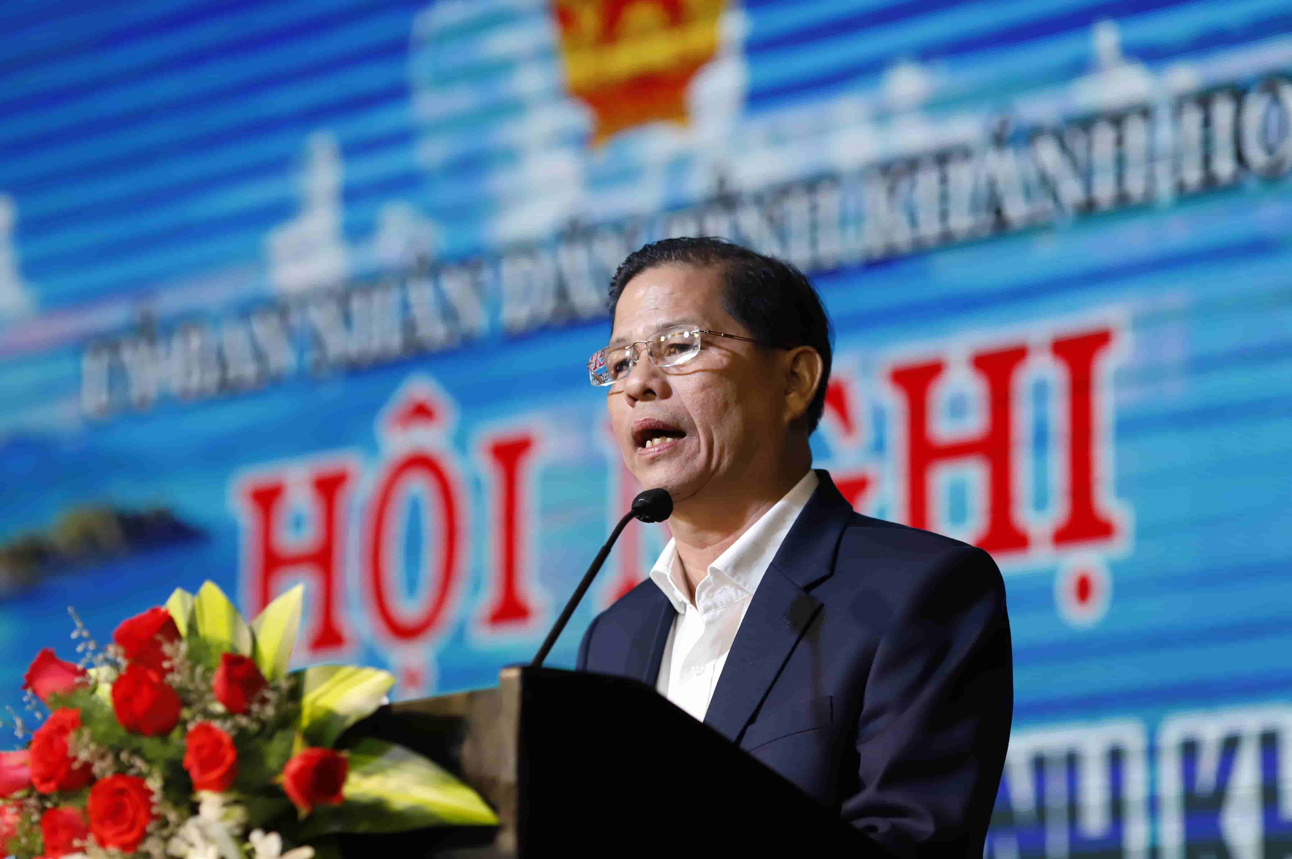 Ông Nguyễn Tấn Tuân - Chủ tịch UBND tỉnh Khánh Hòa nói tại buổi đối thoại. Ảnh: Hữu Long