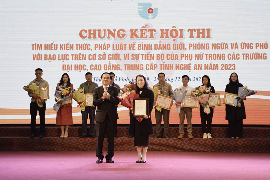 Ông Đoàn Hồng Vũ - Giám đốc Sở LĐ-TB &XH, Phó trưởng Ban thường trực Ban Vì sự tiến bộ phụ nữ tỉnh Nghệ An trao giải Nhất cho đội Trường Cao đẳng sư phạm Nghệ An. Ảnh: Quang Đại 