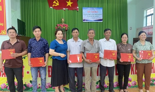 Cơ quan chức năng trao tín chỉ dạy nghề cho người dân trên địa bàn tỉnh Đắk Nông. Ảnh: Bảo Lâm
