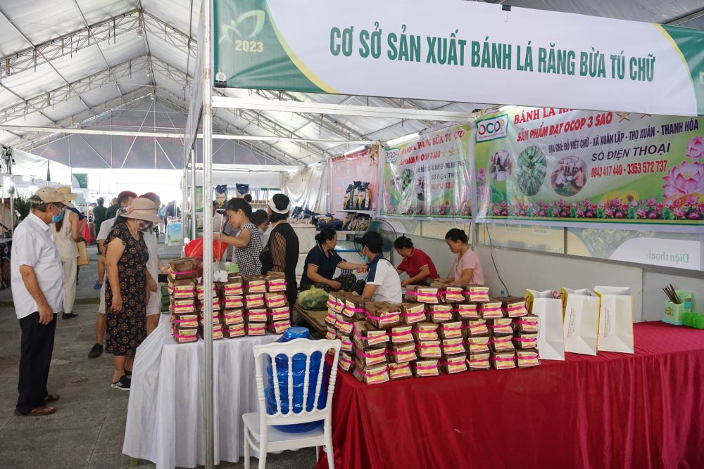 Hội chợ “Trưng bày, giới thiệu sản phẩm nông sản, thực phẩm an toàn tỉnh Thanh Hóa năm 2023”. Ảnh: Q.D