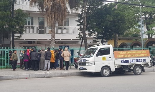 Một số hộ dân kinh doanh, buôn bán tại phố Yết Kiêu và Bạch Đằng tụ tập trước cổng UBND tỉnh Ninh Bình (vào sáng 19.12) để phản đối việc lắp đặt biển cấm xe tải trên 1,25 tấn. Ảnh: Diệu Anh