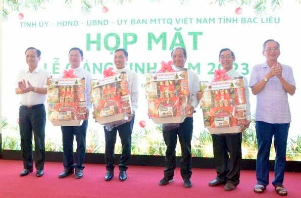 Dịp này, lãnh đạo tỉnh Bạc Liêu trao nhiều phần quà cho các linh mục, mục sư, các Ủy viên Ủy ban Đoàn kết Công giáo Việt Nam nhân Giáng sinh năm 2023 sắp đến. Ảnh: Nhật Hồ