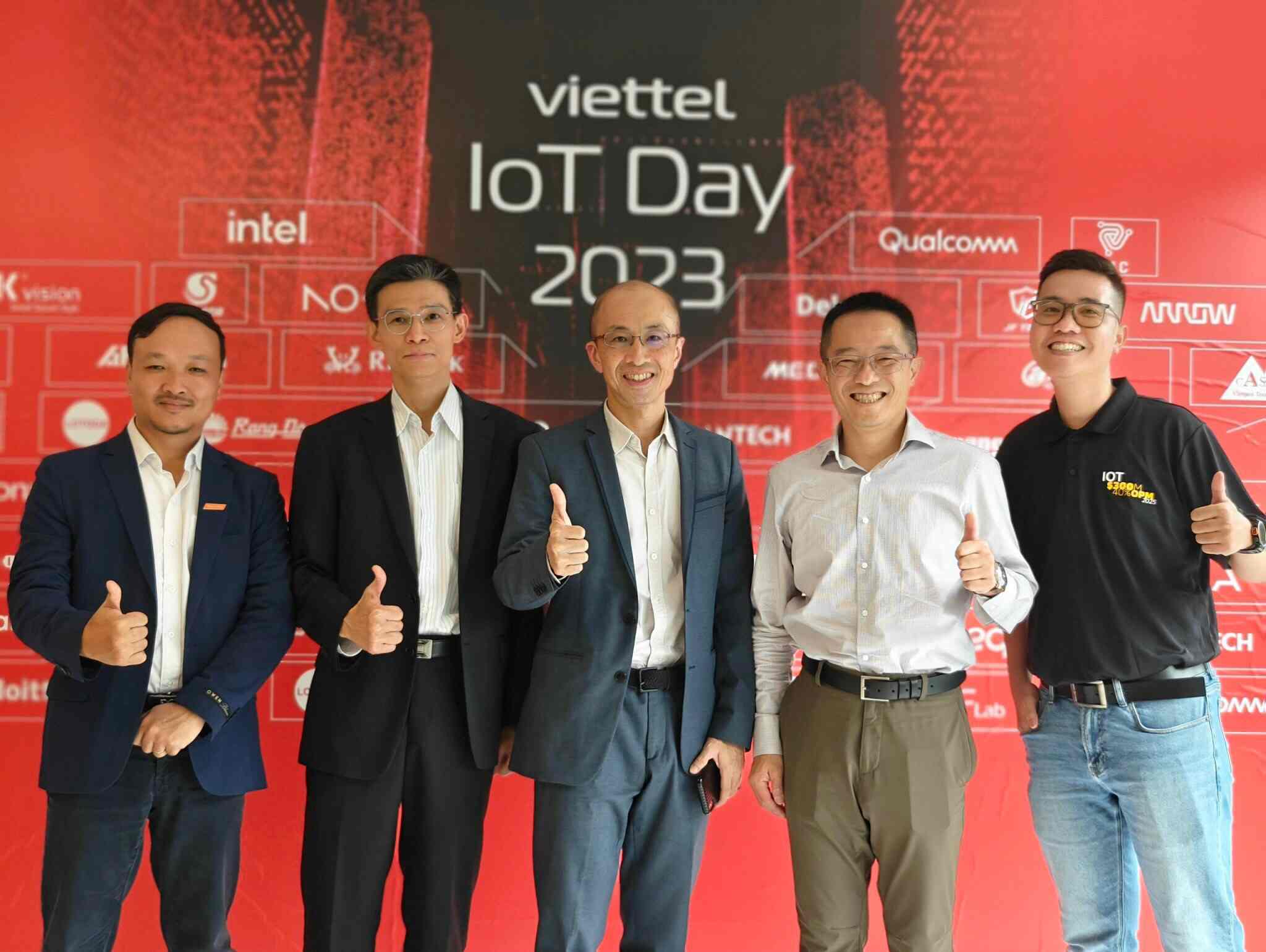 Ông Châu Phạm (ngoài cùng bên trái) đánh giá cao tiềm năng của thị trường IoT Việt Nam. Ảnh: Nguyễn Đăng