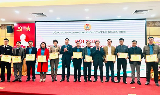 Các tập thể được Công đoàn ngành GTVT Quảng Ninh trao tặng giấy khen. Ảnh: Thanh Hằng
