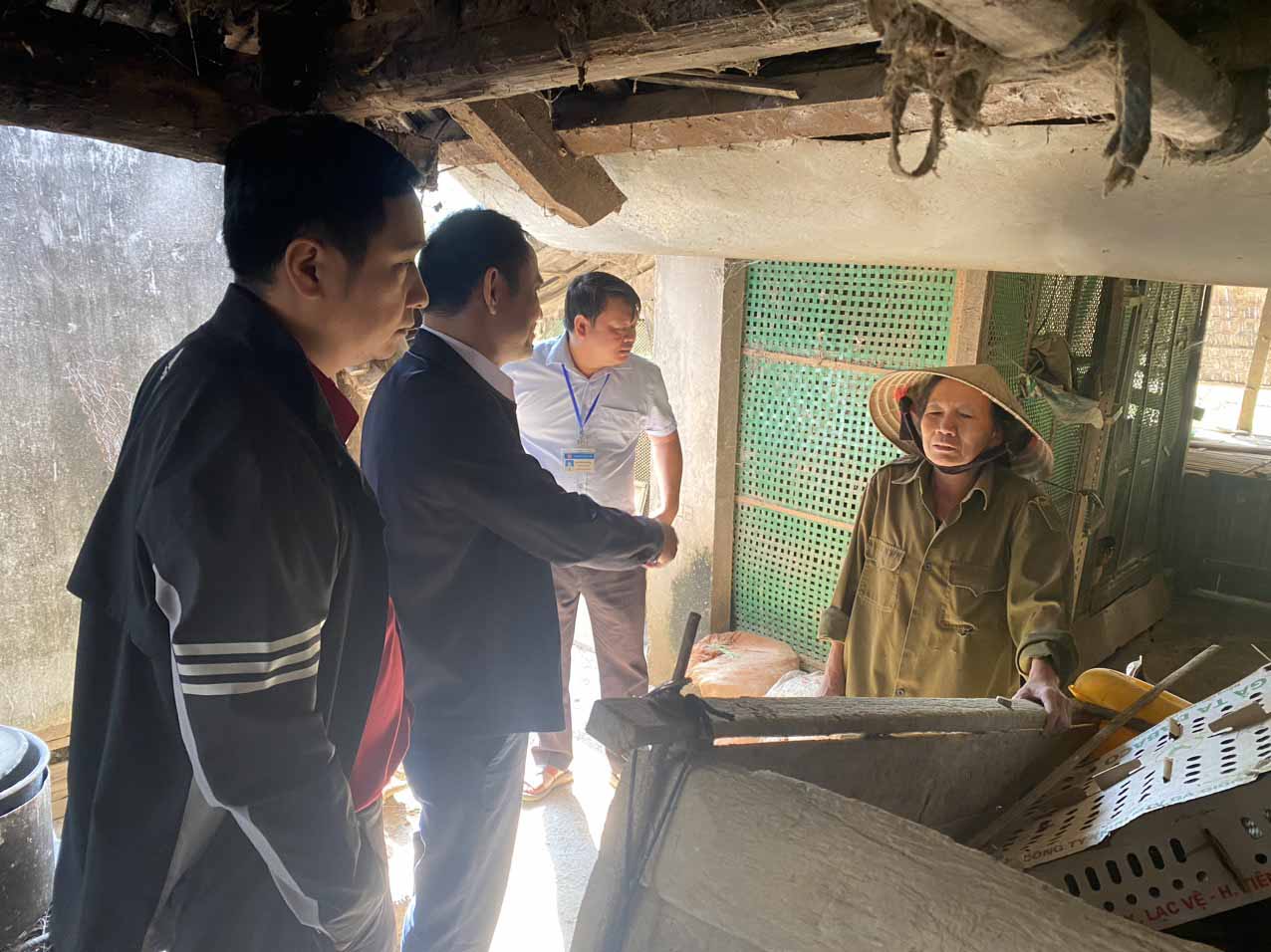 Cơ quan chức năng và chính quyền địa phương huyện Anh Sơn kiểm tra tình hình phòng chống dịch tả lợn châu Phi. Ảnh: Quang Đại