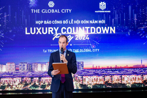 Ông Julian Wyatt, CEO Masterise Property Management phát biểu tại họp báo công bố Luxury Countdown Party 2024. Ảnh: Thuỷ Nguyễn 