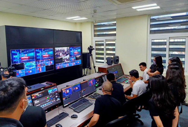 Lãnh đạo và cán bộ Báo Lao Động tại phòng điều khiển Studio. Ảnh: LĐ