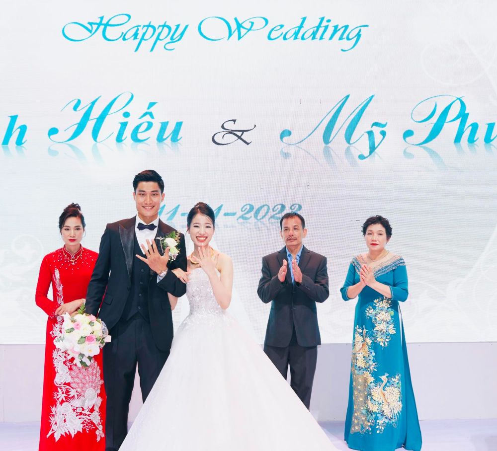 Đám cưới của Minh Hiếu - Mỹ Phương được tổ chức không quá linh đình, nhẹ nhàng nhưng vẫn đầm ấm, hạnh phúc và có sự chúc phúc của người thân, bạn bè, những đồng đội của Minh Hiếu tại câu lạc bộ Hà Nội.
