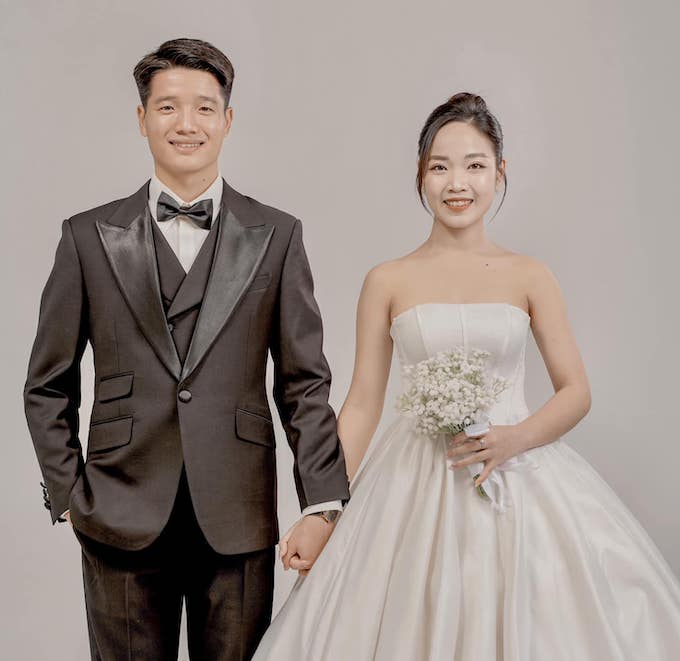 Thủ môn Phí Minh Long và bạn gái Nguyễn Hoài Linh sẽ nên duyên vợ chồng vào ngày 28.12 tới đây. Cặp đôi chính thức về chung một nhà sau 7 năm bên nhau. 