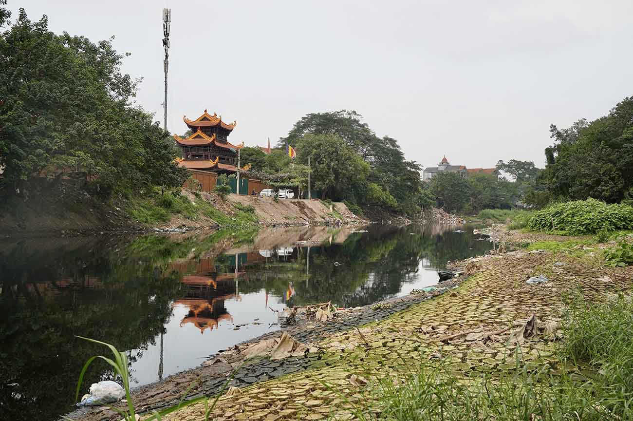 Đoạn sông chảy qua thôn Thượng Phúc (xã Tả Thanh Oai, huyện Thanh Trì, cách thượng nguồn hơn 20km) bị bùn bồi đắp kéo dài gần 10km. Lòng sông đen, đặc quánh vào mùa cạn và bốc mùi hôi thối.
