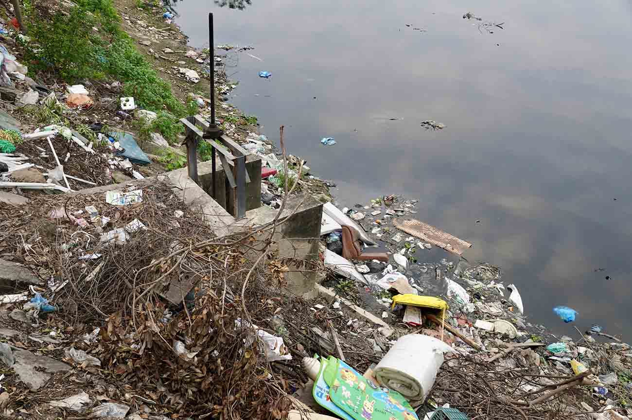 Cống thủy lợi thuộc xã Đại Áng (huyện Thanh Trì) ngập rác, lượng rác ứ đọng trên mặt cống kéo dài hàng chục mét cả trên bờ và dưới kênh.